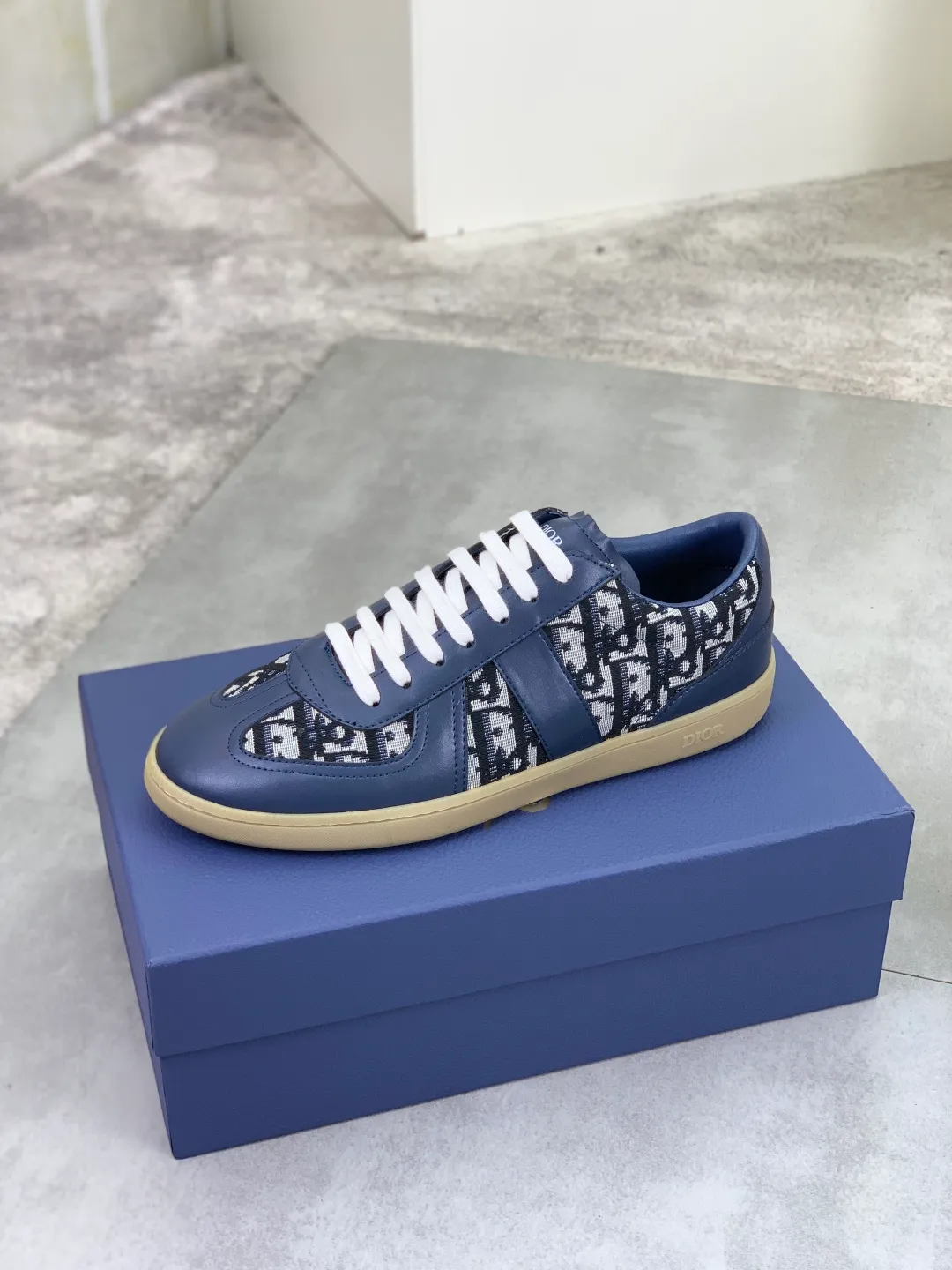 Men's shoes 💰P360 New Dior B01 moral training shoes, white first-layer cowhide, original molded outsole. New to the fall collection, this sneaker marks the return of a Dior classic, reinterpreted in a stylish and elegant silhouette. Crafted from white smooth first-grain cowhide with a tonal silk sheepskin lining, it features the Dior logo on the tongue and inner sides, and a CD icon on the heel. Paired with Tpu anti-slip soles of the same color, it can be matched with various styles to create a sophisticated look.  Code number: 38-44